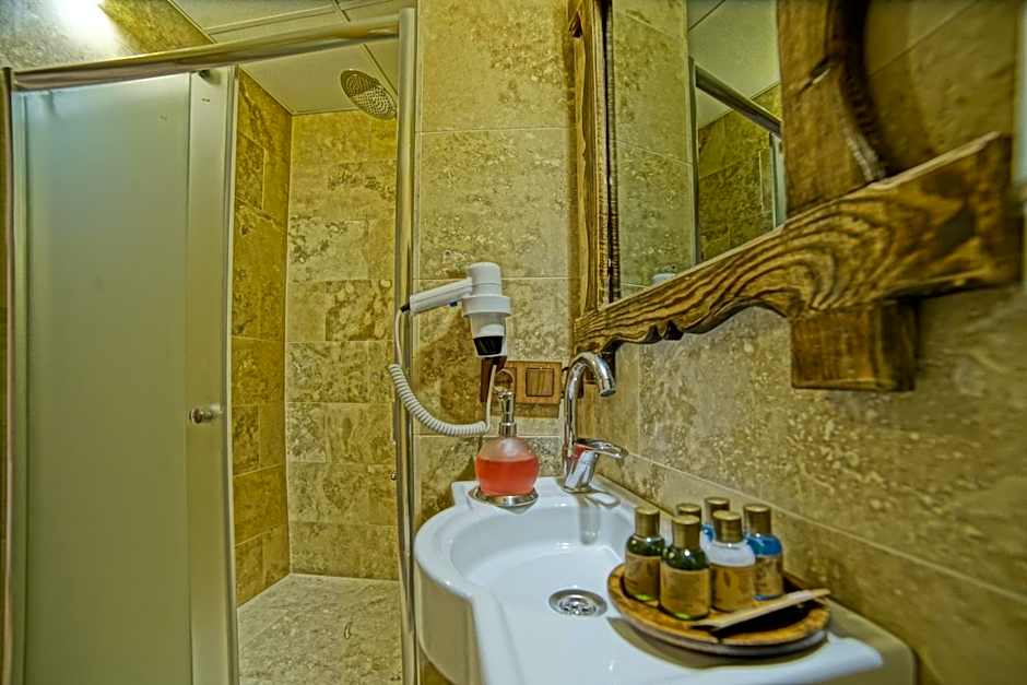 Risus Cave Suites