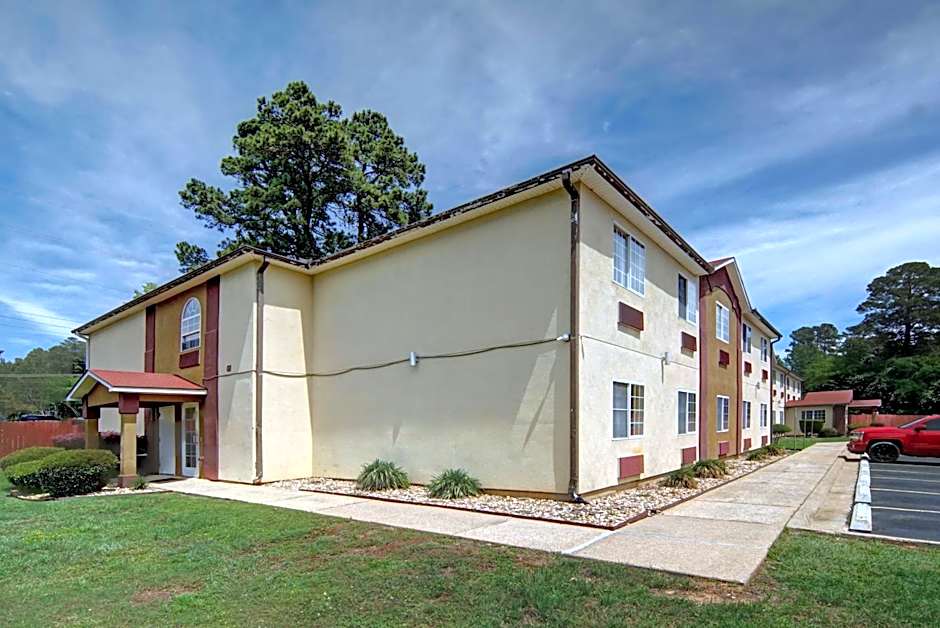 HomeTown Inn & Suites