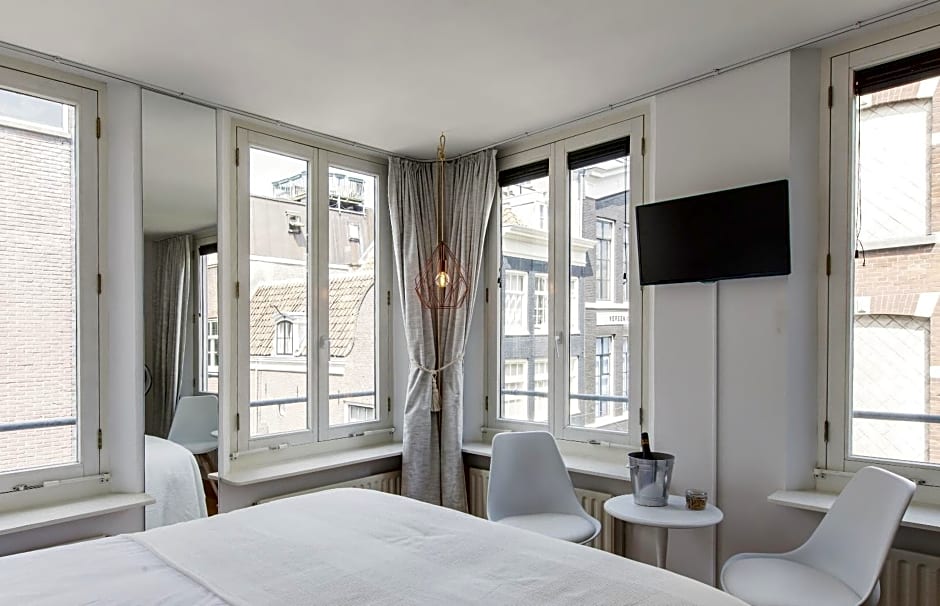 Jordaan Suite bed and bubbles