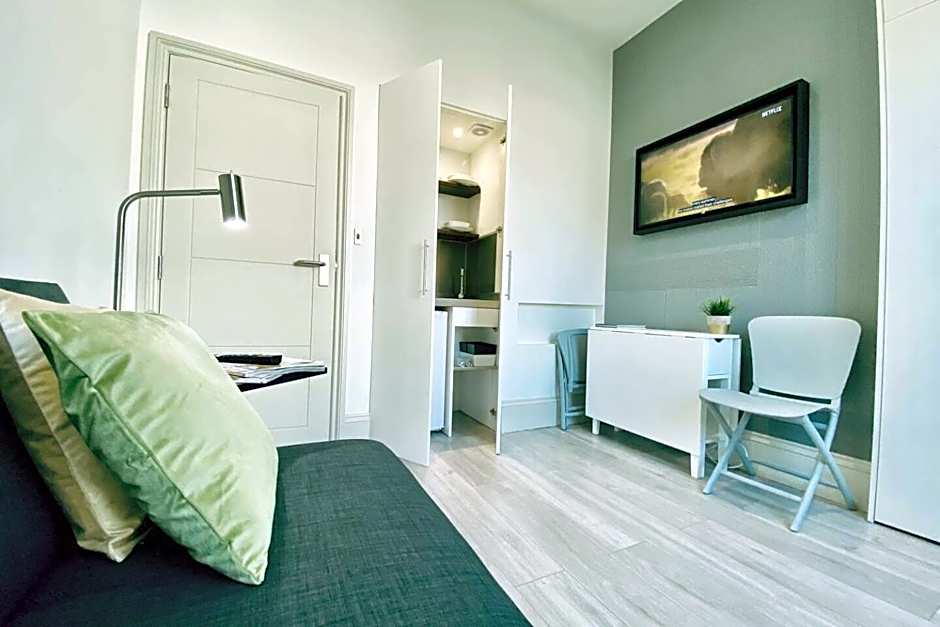 Apt 03 Beachside Beauty Central Studio Steps from Cafes