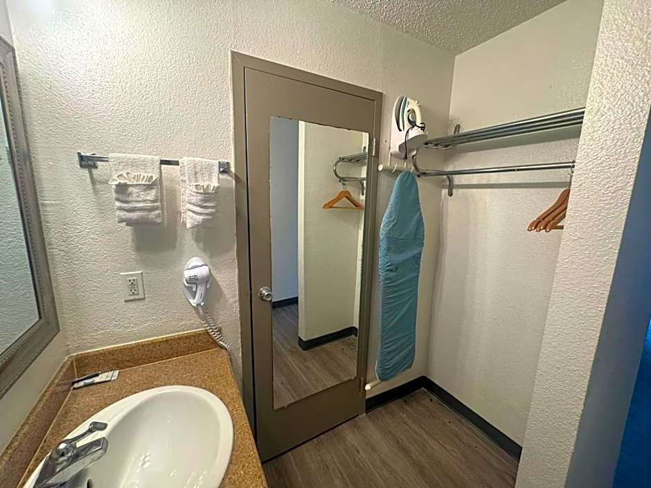Express Inn & Suites