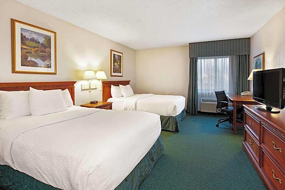 La Quinta Inn & Suites by Wyndham Detroit Canton