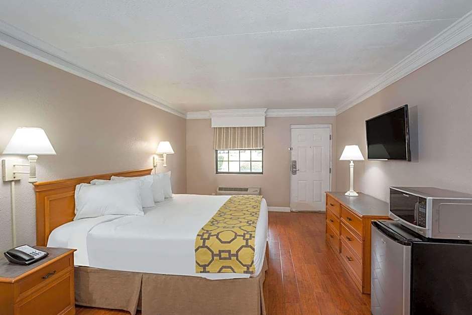 Casa Bella Inn & Suites