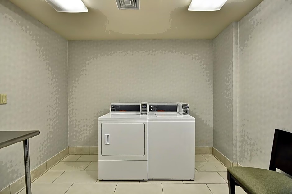 Holiday Inn Express Romulus / Detroit Airport By IHG
