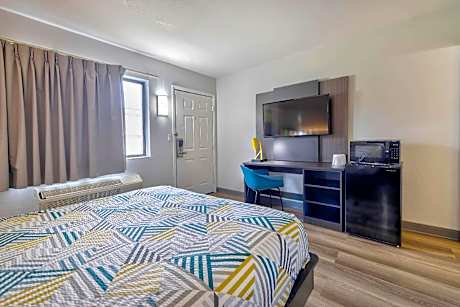 1 Queen Bed | ADA/Tub/Micfridge