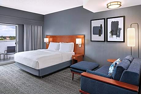 1 Bedroom 2 room Suite, 1 King, Sofa bed, Balcony