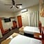 La Lola Hotel & Suites