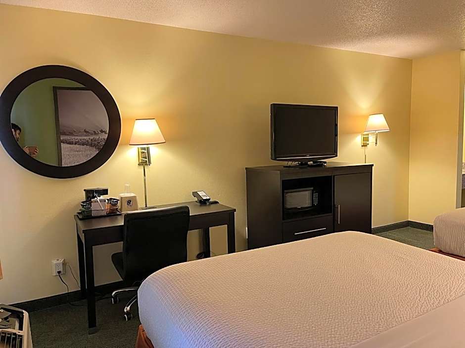 Super 8 by Wyndham Colby