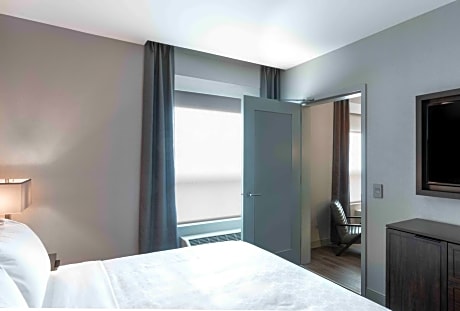 King Room - Mobility Access/Roll in Shower - Non-Smoking