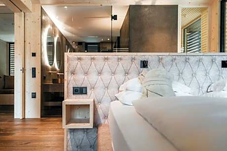 Luxury Suite with Spa Bath