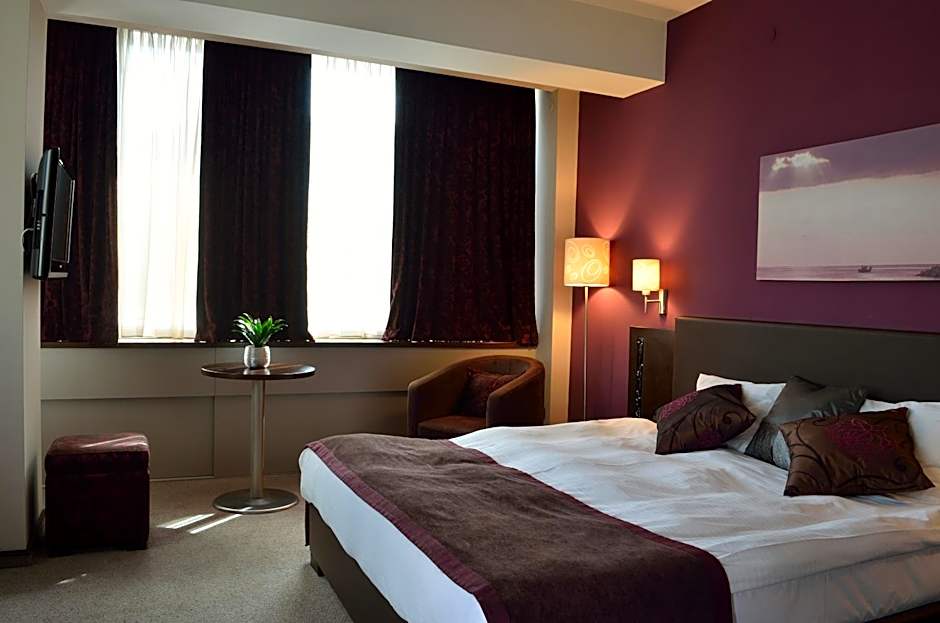 Queen's Hotel - Zebra Centre