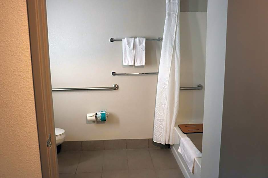 Holiday Inn Express & Suites Marquette By IHG