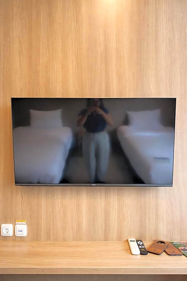 Grand Kuta Hotel Lombok - Pool - 43 inch Google TV - Strong 60Mbps WiFi - New Enhanced Management