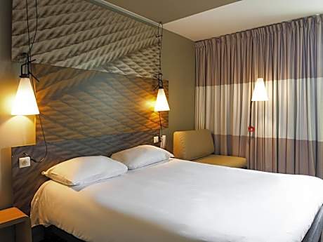 Standard Room with 1 double bed - adapted for wheelchair