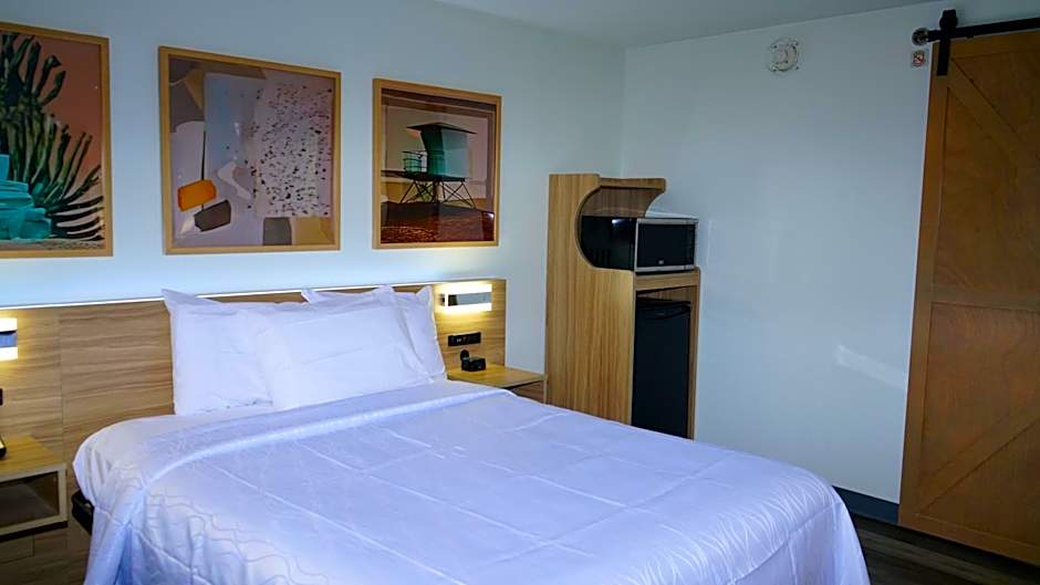 Airport Waterfront Inn