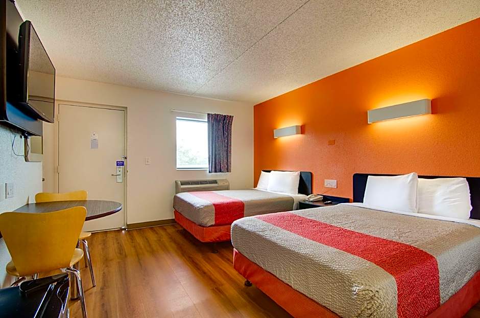 Motel 6-Salina, KS