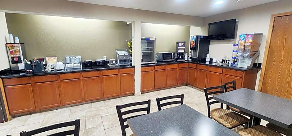 Super 8 by Wyndham Newton