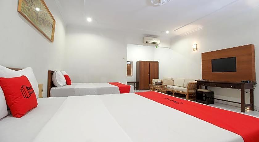 RedDoorz Plus near Alun Alun Selatan 2