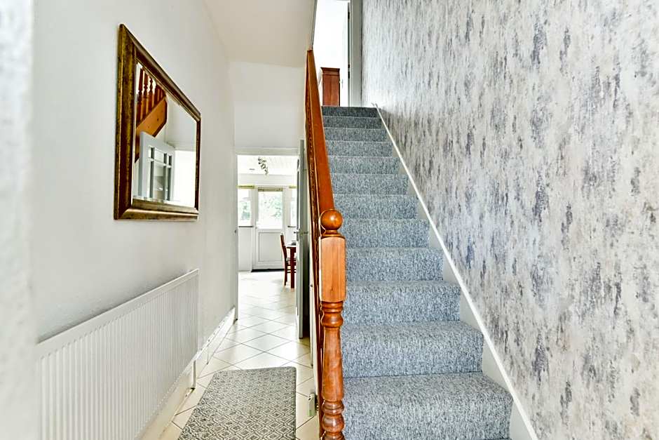 King Room with a shared Kitchen and bathroom in a 5-Bedroom House at Hanwell