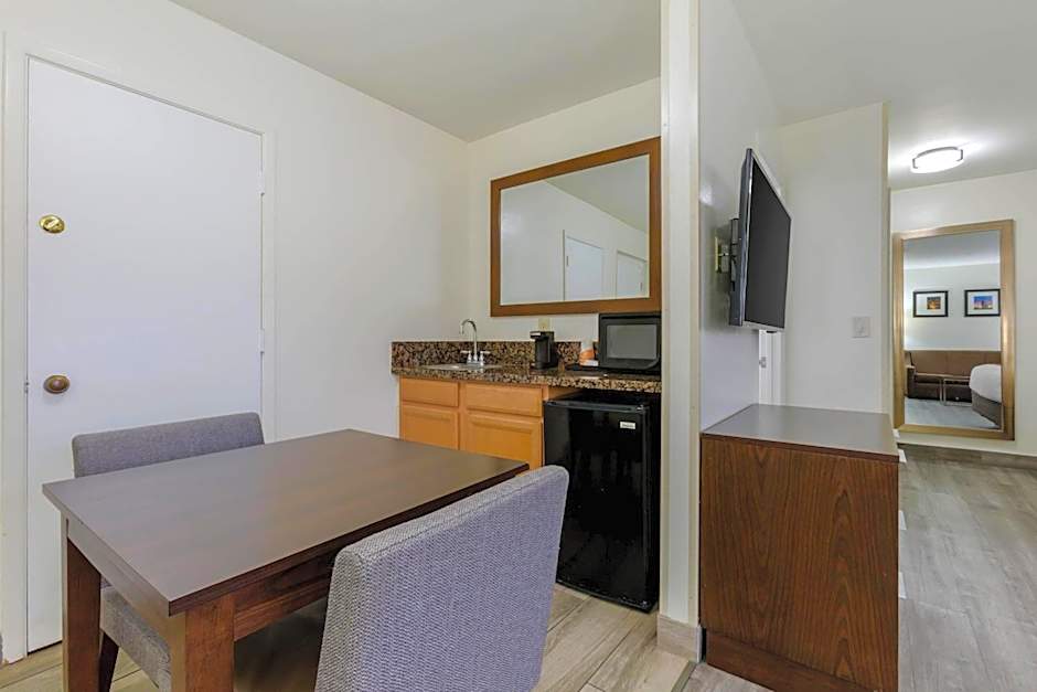 Comfort Suites Tucson near Sabino Canyon