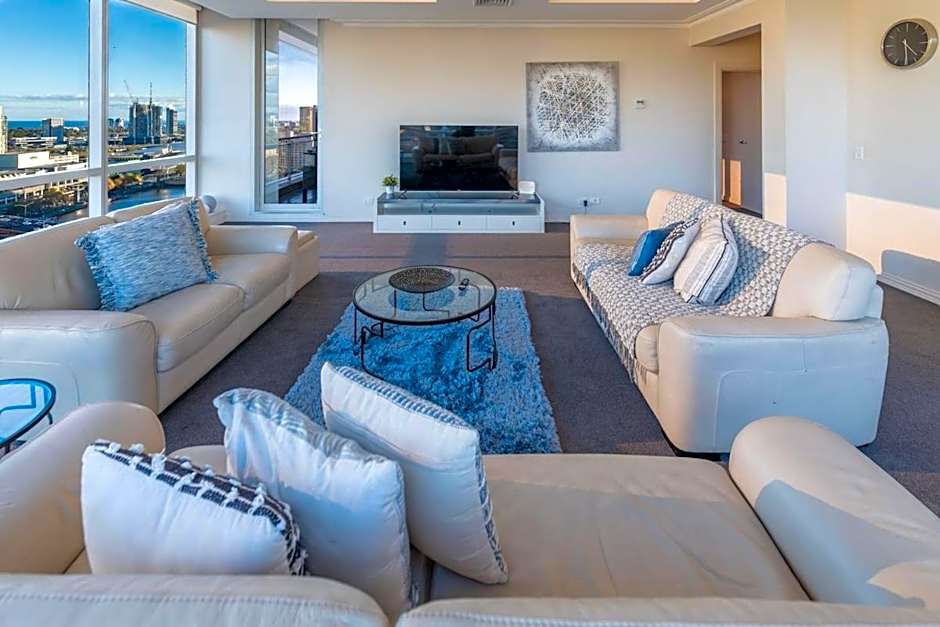 Penthouse 3 bdrm amazing views opposite casino