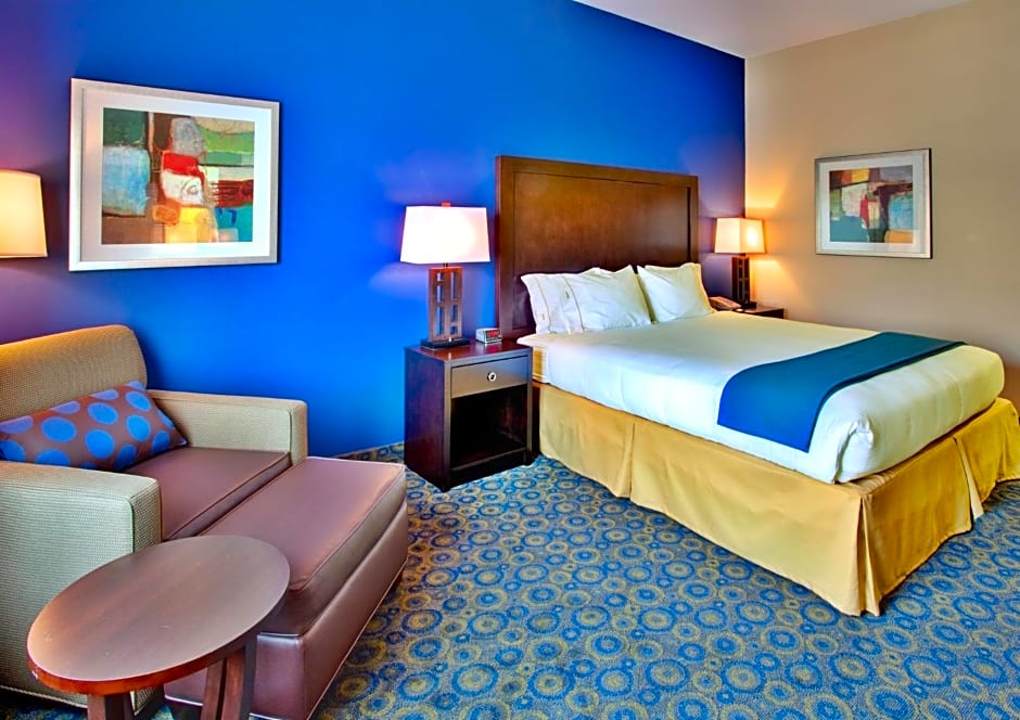 Holiday Inn Express Hotel & Suites Lake Elsinore