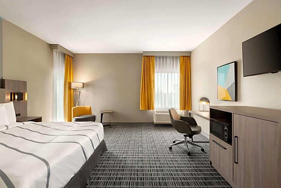 Photo 1 of 5 of 2 Queen Beds, Mobility Accessible, Bathtub