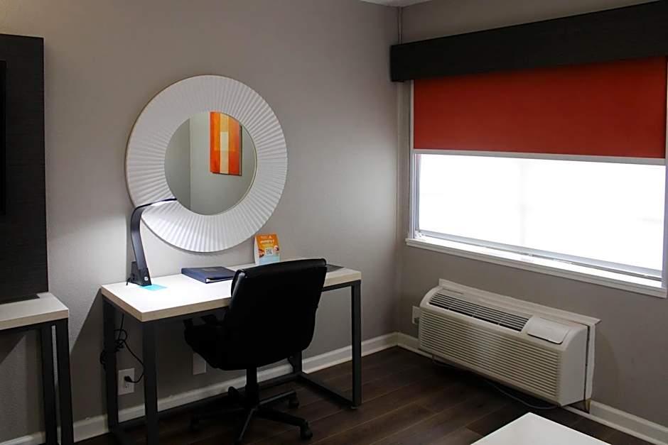 Clarion Pointe Marshall