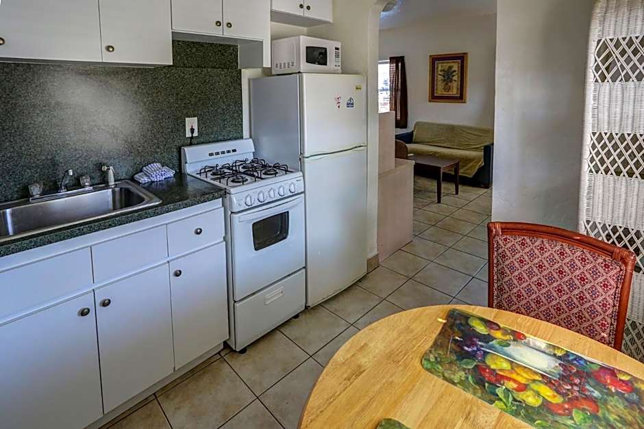 Richard's Motel Courtyard