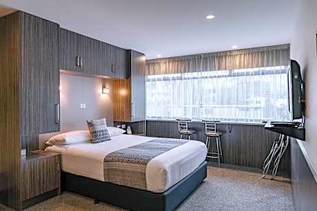 Deluxe Self-Contained Queen