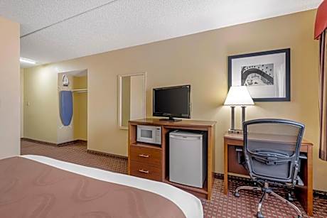 Queen Room - Accessible/Nonsmoking