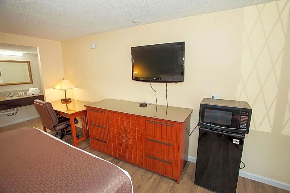 Travelodge by Wyndham Macon West