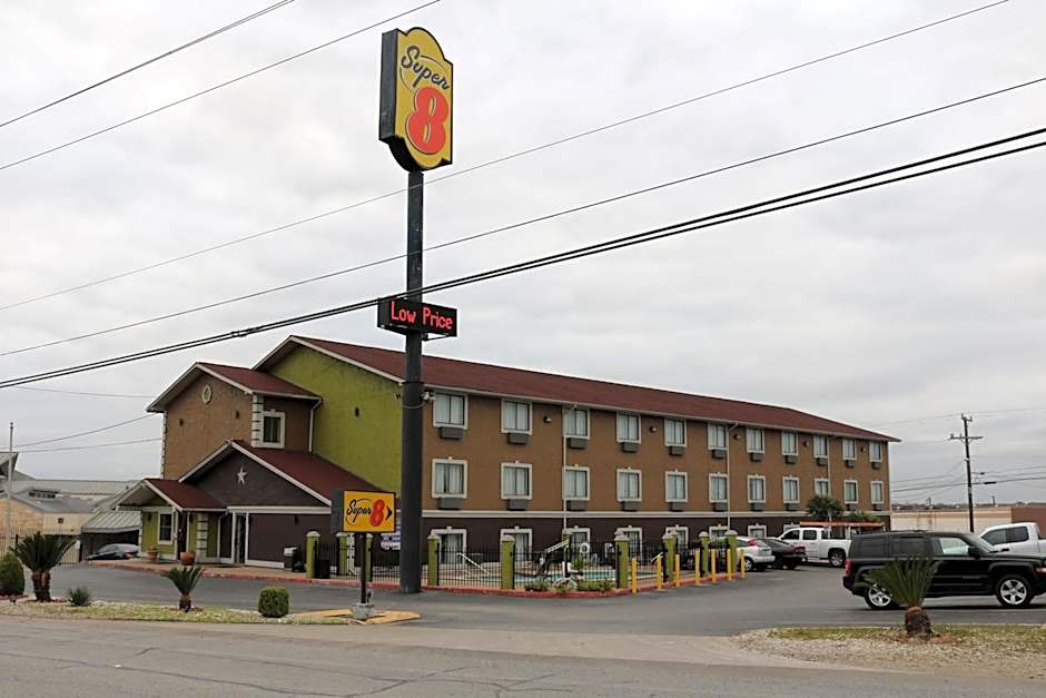 Super 8 by Wyndham San Antonio/I-35 North