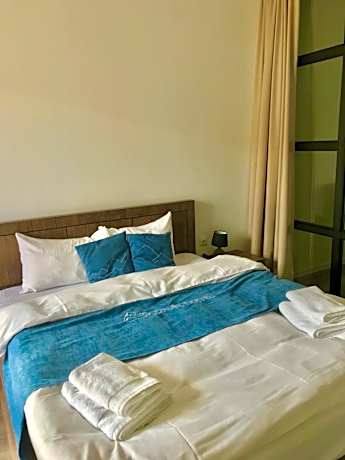 Apartment with Mountain View