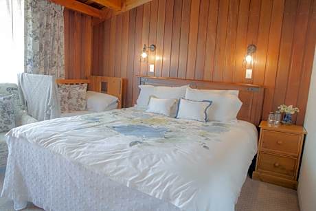 Two-Bedroom Chalet with Spa Bath