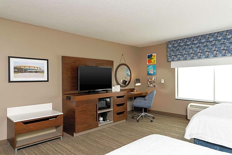 Foto 1 de 4 de 2 Queen Beds, Mobility Accessible, Bathtub