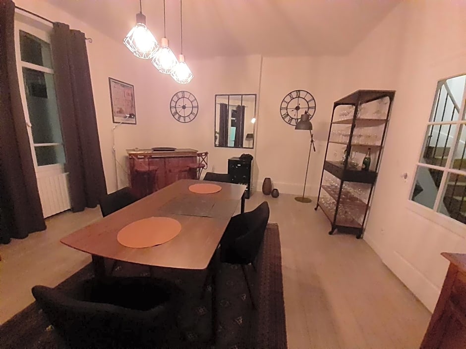 Centre ville, chambre indépendante 20m2 et sa salle de bain privée