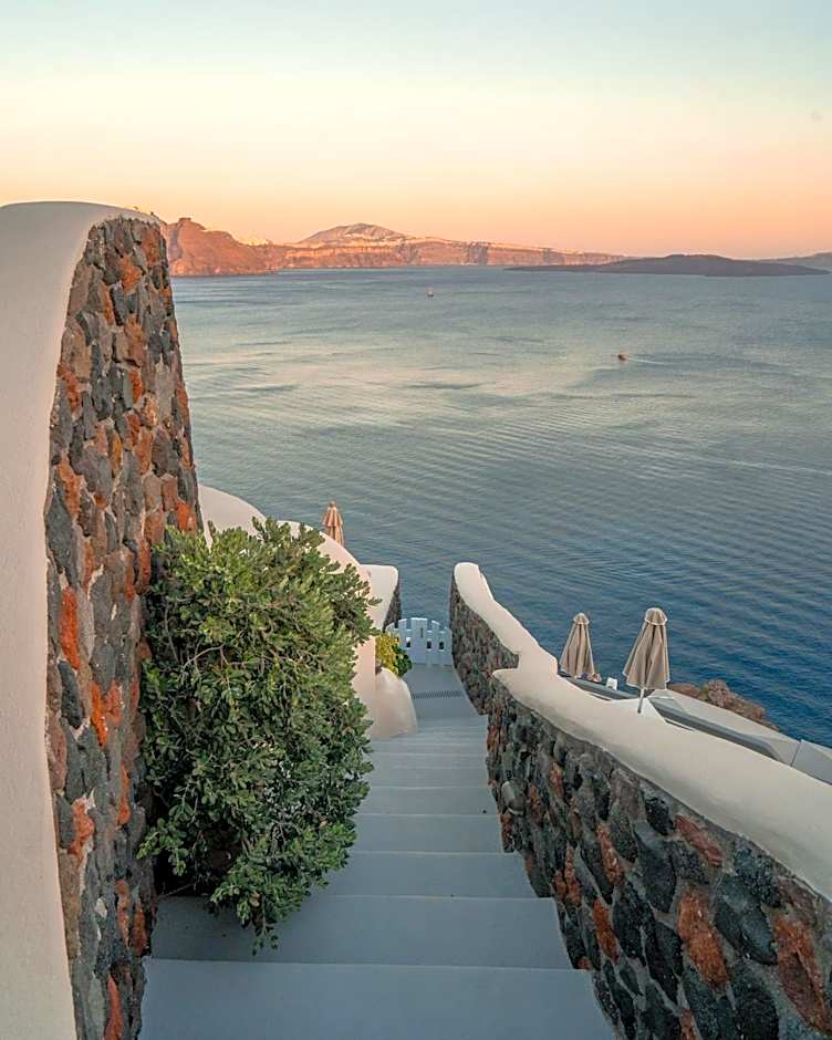 Pezoules of Oia