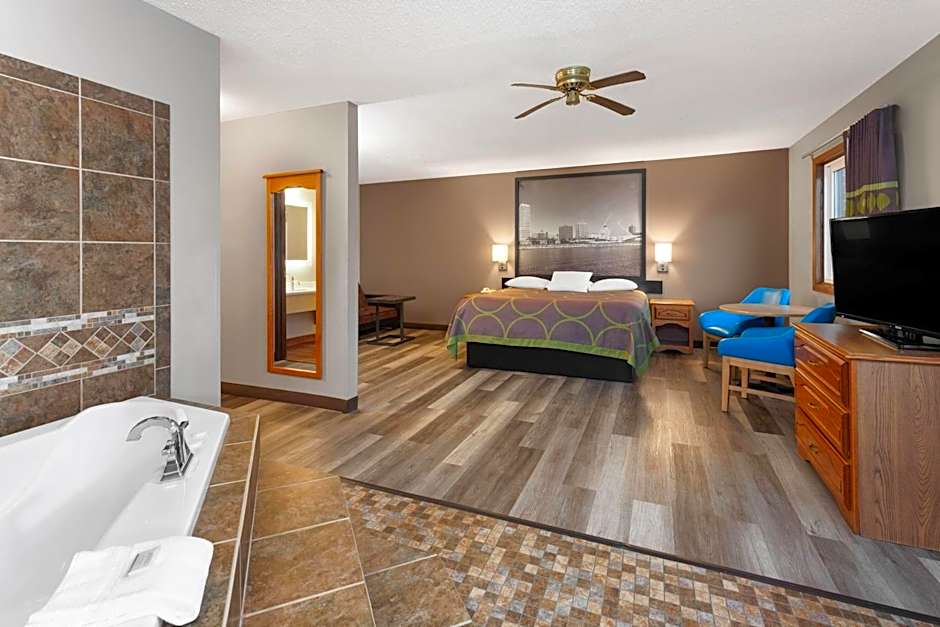 Super 8 by Wyndham Green Bay Near Stadium