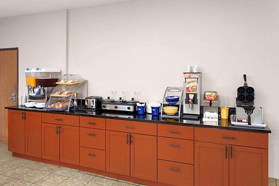 Days Inn & Suites by Wyndham Morris/I-80