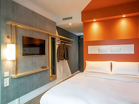 Standard Family Room With 1 Double (6'X 6'6"), 1 Murphy Bed (32'X 6'3")