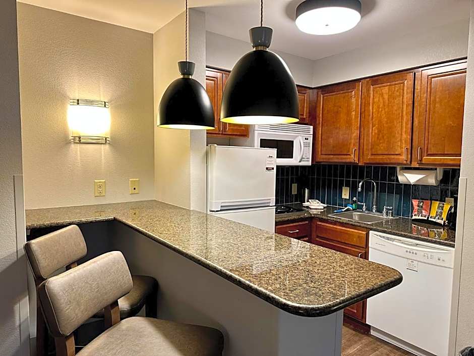 Staybridge Suites Milwaukee West-Oconomowoc By IHG