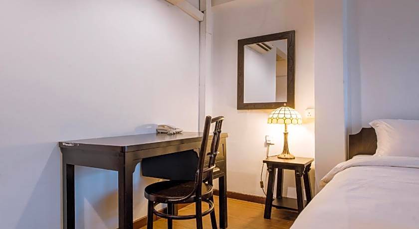 HEEREN BY THE RIVER HOTEL