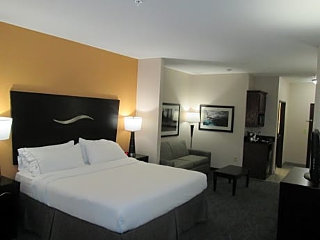 Suite with Mobility Accessible Tub - Non-Smoking