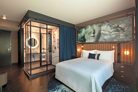 Queen Room with Roll-in Shower - Mobility Accessible