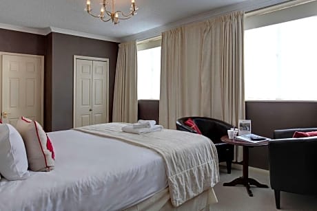 Large Double Room with Double Bed - Non-Smoking