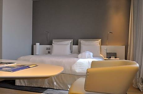 Deluxe King Room with City View