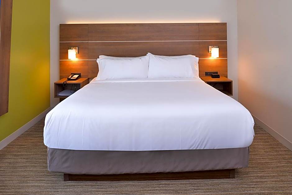 Holiday Inn Express & Suites Omaha - 120th and Maple By IHG
