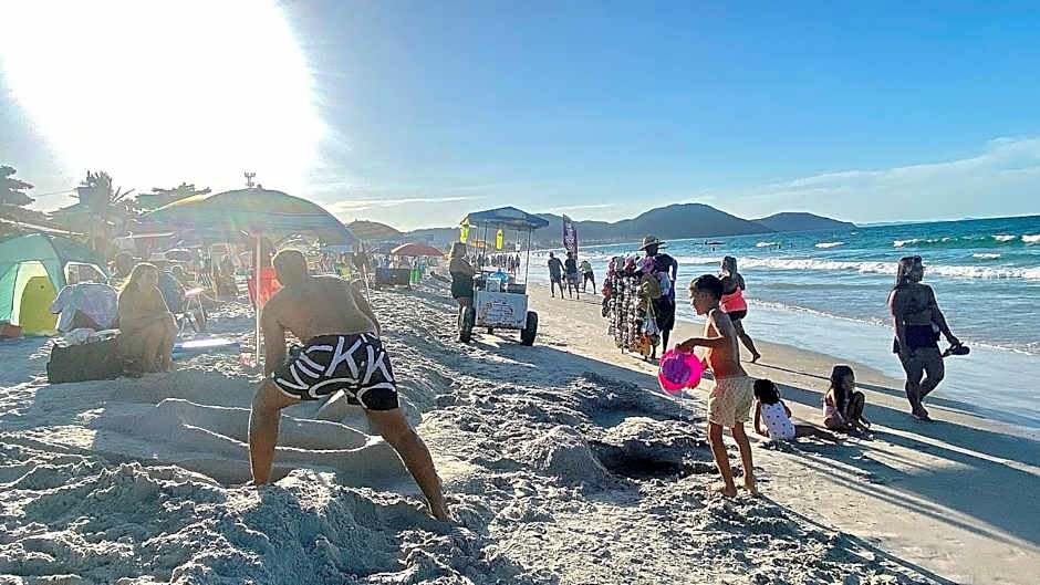 Passos da praia c/ piscina apto iluminado e novo