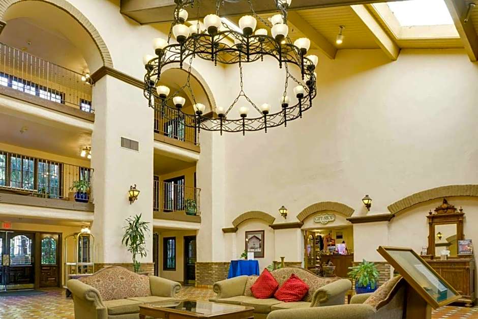 Buena Park Grand Hotel & Suites